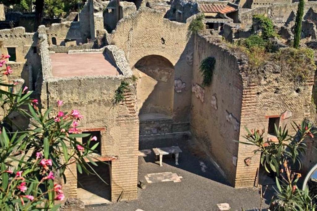 Herculaneum, July 2007.
Looking west from access roadway towards apsed room of the Palaestra, with doorways and windows into two side rooms.
At the rear of the apsed room are the upper rooms above the bakery at Ins.Or.II.8.
Photo courtesy of Jennifer Stephens. ©jfs2007_HERC-9256.